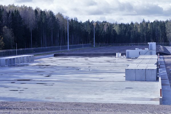 Perkami radioaktyviųjų atliekų pakuočių dėjimo darbai