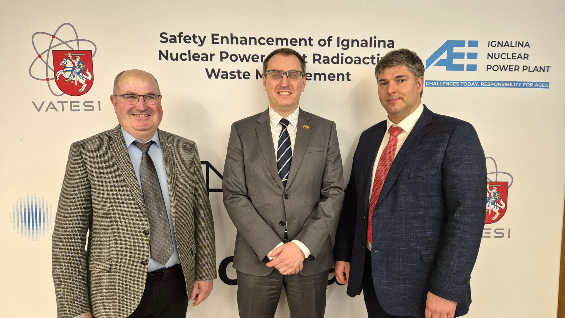 Iš kairės į dešinę:  Vidas Paulikas, VATESI, Radioaktyviųjų atliekų tvarkymo skyriaus vedėjas  Roland Kovács, DSA, Tarptautinės branduolinės saugos ir saugumo departamento vyresnysis patarėjas  Andrius Vyšniauskas, IAE, Infrastruktūros vystymo projektų skyriaus projekto vadovas
